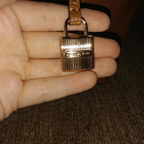 Gently used Michael Koss handbag🔥🙌💯 - Picture 3 of 8